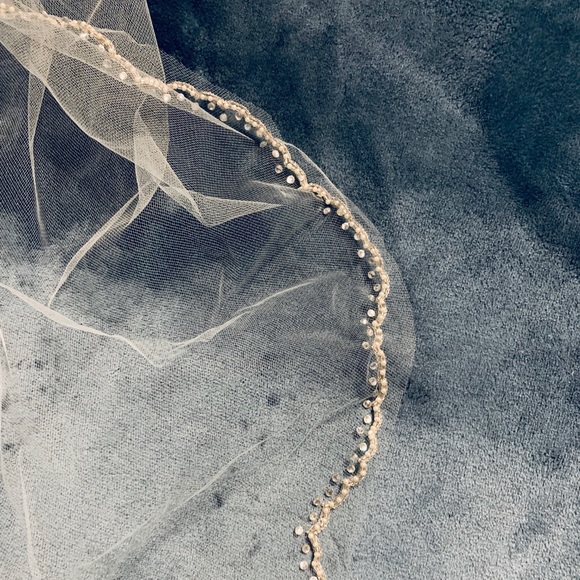 Stunning designer wedding veil w pearls &crystals - Picture 5 of 8